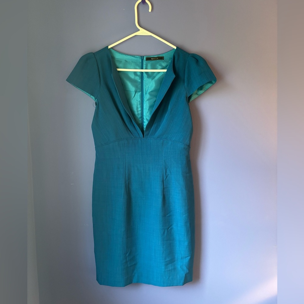 Elegant Blue Sheath Dress with Plunge Neckline and Cap Sleeves